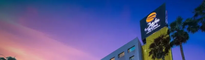 비짓제주에 소개된 제주썬호텔의 간판과 건물 외관
